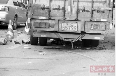 旅游大巴追尾大货车 导游遭碾不幸身亡