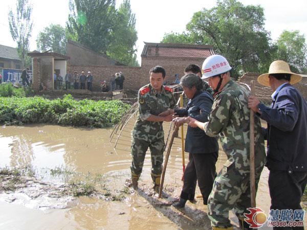 南方遭遇暴雨袭击 各地消防官兵急抢险