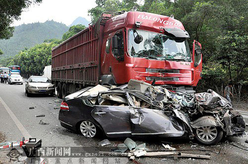 下坡路段大货车失控连撞5车 轿车变废铁(图)