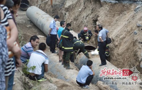 保定：热力管线施工路面塌陷致1死1伤/图