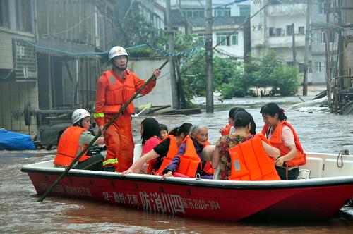 组图：四川南充遭遇暴雨袭击救援现场