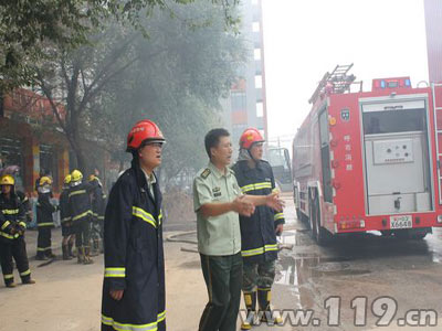 饭店起火烧塌屋顶 消防疏散200余群众/图