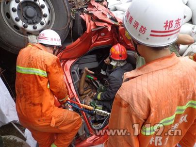 衡枣高速货车翻车情况危急 消防救人