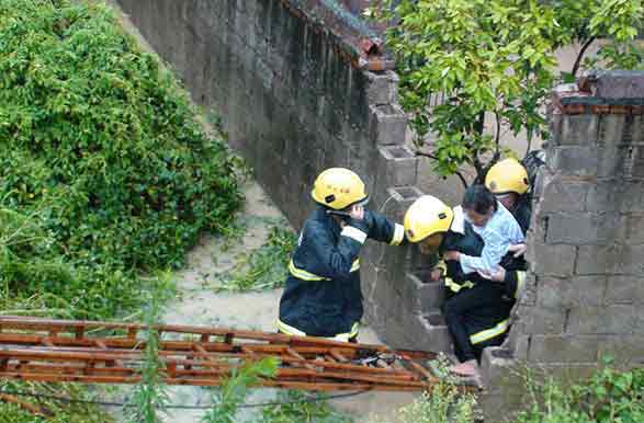 张家界34人被困洪水中 消防官兵四小时救出