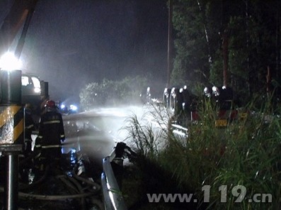 15吨醛油罐车翻车泄漏 珠海消防排险