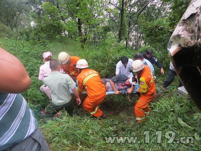 组图：20吨巨石砸中满载客车 消防紧急救援