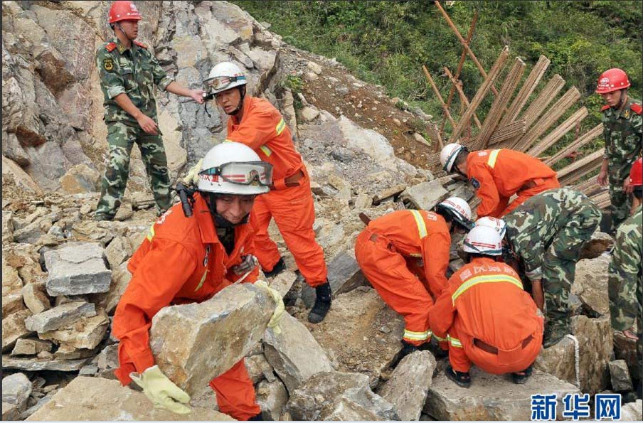 江边巨石垮塌 重庆消防30米深井成功救人