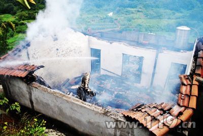 庵堂失火危及山林 消防铺400米水带灭火