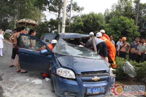 两车相撞1人被困  峨眉消防成功营救/图