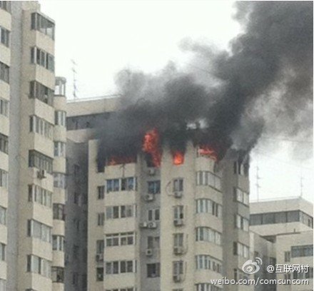 马甸桥居民顶楼爆炸 巨响浓烟大火熊熊/图