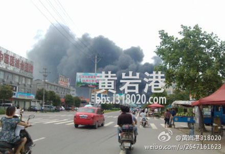 组图：台州太空实业厂房起火 黑烟吓人