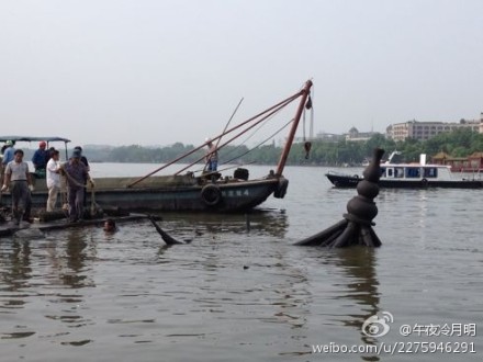 组图：西湖集贤亭倒塌 消防员现场打捞