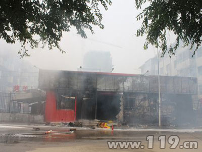 饭店起火烧塌屋顶 消防疏散200余群众/图