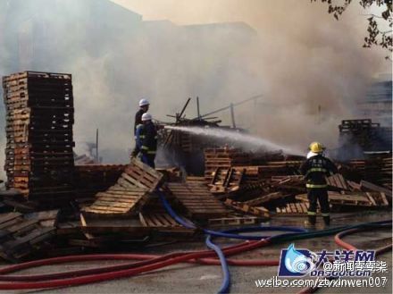 广州一油罐车高速公路发生泄漏引发爆炸