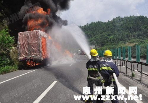 大货车高速公路上自燃 消防官兵施救