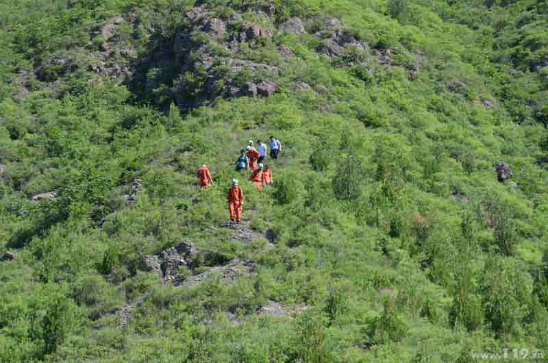 驴友被困卧虎山 北京密云消防紧急营救/图