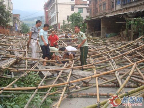 脚手架整体垮塌工人被埋 消防火速救援