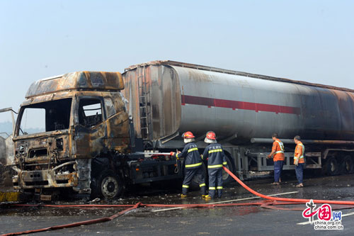 广州油罐车爆炸20死14伤 消防扑救排险