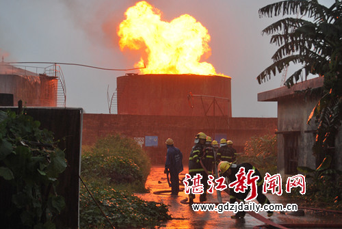 酒精罐遭雷击引发大火 消防成功处置