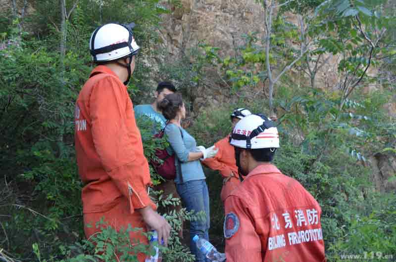 驴友被困卧虎山 北京密云消防紧急营救/图