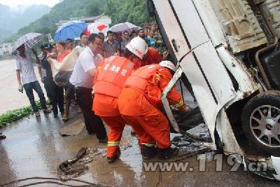 夏利车坠河1人被困 昭通消防冒雨营救