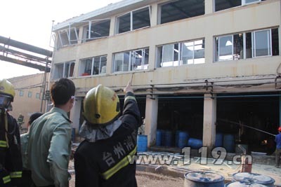 台州黄岩一药厂车间发生爆炸 消防冷却降温