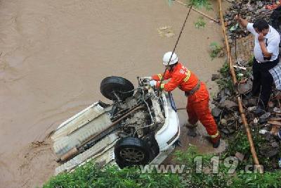 夏利车坠河1人被困 昭通消防冒雨营救