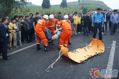 贵州盘县离奇车祸6人被抛车外 消防急救