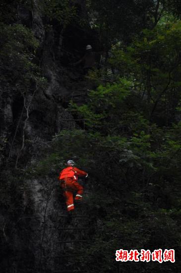 39名驴友困兴山悬崖 消防官兵生死营救