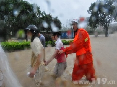 暴雨袭城 福州消防营救39人疏散220余人
