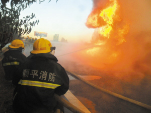 京昆高速柴油罐车追尾起火 事故造成1死1伤