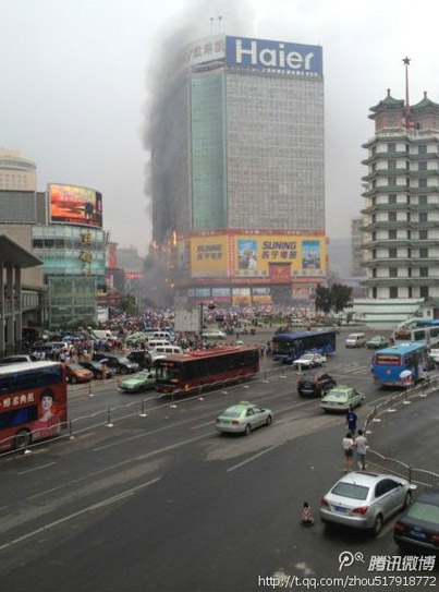 微博爆料：郑州二七广场德化步行街起火/图