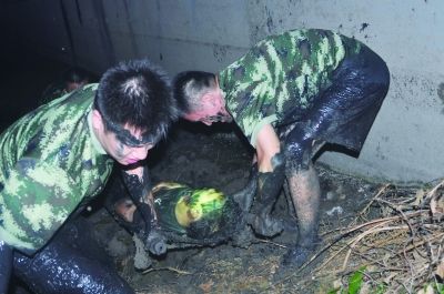 盗窃嫌疑人陷泥潭熏晕 消防员救起(图)