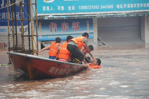 组图：四川南充遭遇暴雨袭击救援现场