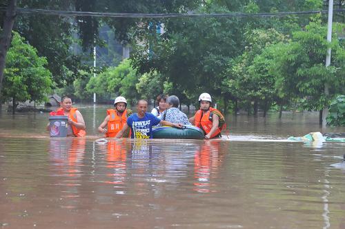 组图：四川南充遭遇暴雨袭击救援现场