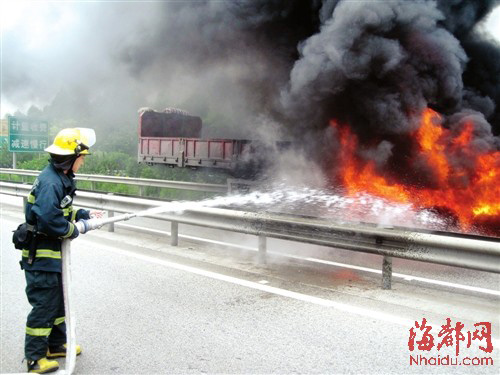 福州高速大货车爆胎起火 消防及时扑救