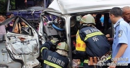 组图：四川面包车撞上大货车事故现场