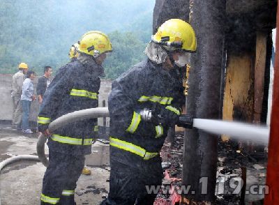 庵堂失火危及山林 消防铺400米水带灭火