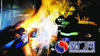 火钩剥轮胎水枪灭大火 消防除油箱爆炸危险/图