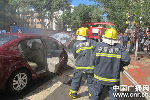 组图：石嘴山闹市汽车爆燃 消防紧急救援