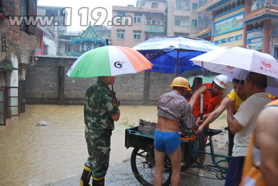 暴雨致韶关新丰内涝 消防疏散150余名群众