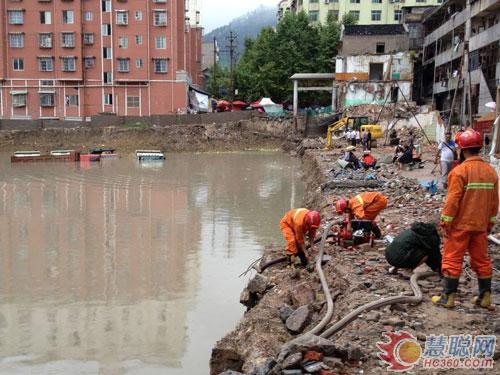 强降暴雨致多辆车被淹没 玉屏消防急排险