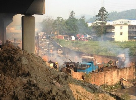 组图：广州油罐车侧翻连串爆炸致19人死亡