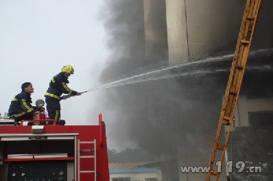 白水洋医疗器械厂起火 消防官兵4小时灭火