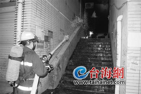 小区楼道电动车自燃 20住户无人去扑救