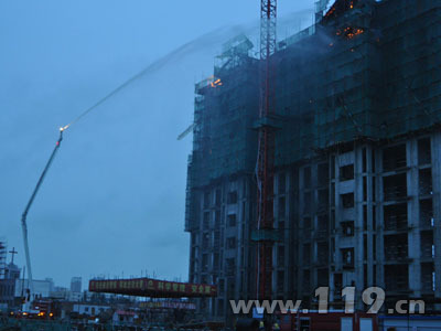 清晨在建高层住宅起火 消防及时扑救[图]