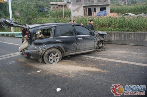 贵州盘县离奇车祸6人被抛车外 消防急救