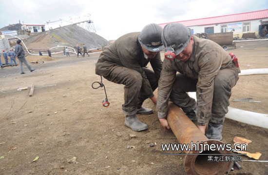 双鸭山煤矿两矿工讲述爬千米巷道逃生经历