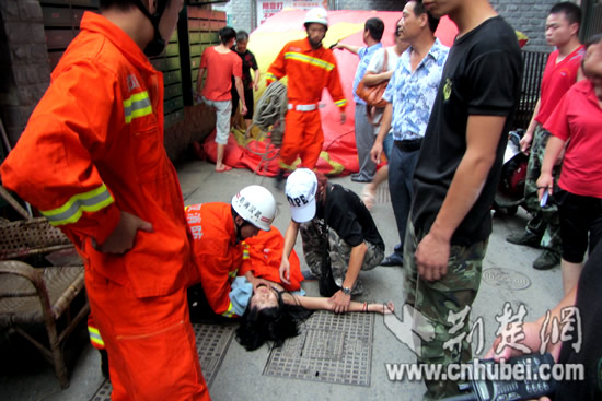 武汉一女子跳下15楼 消防气垫救命/图