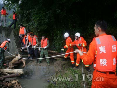 山洪暴发致3死2失踪 武夷消防抢险救援